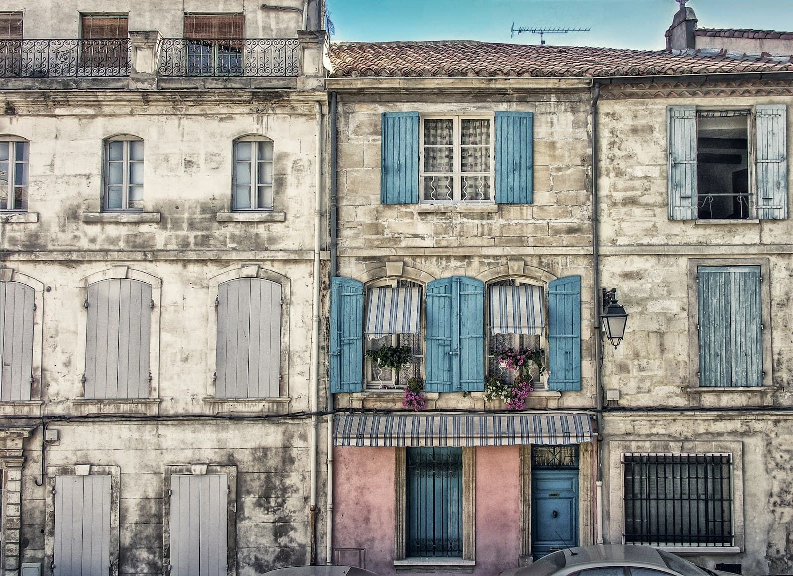 Salon-de-Provence — white, blue, and pink painted house
