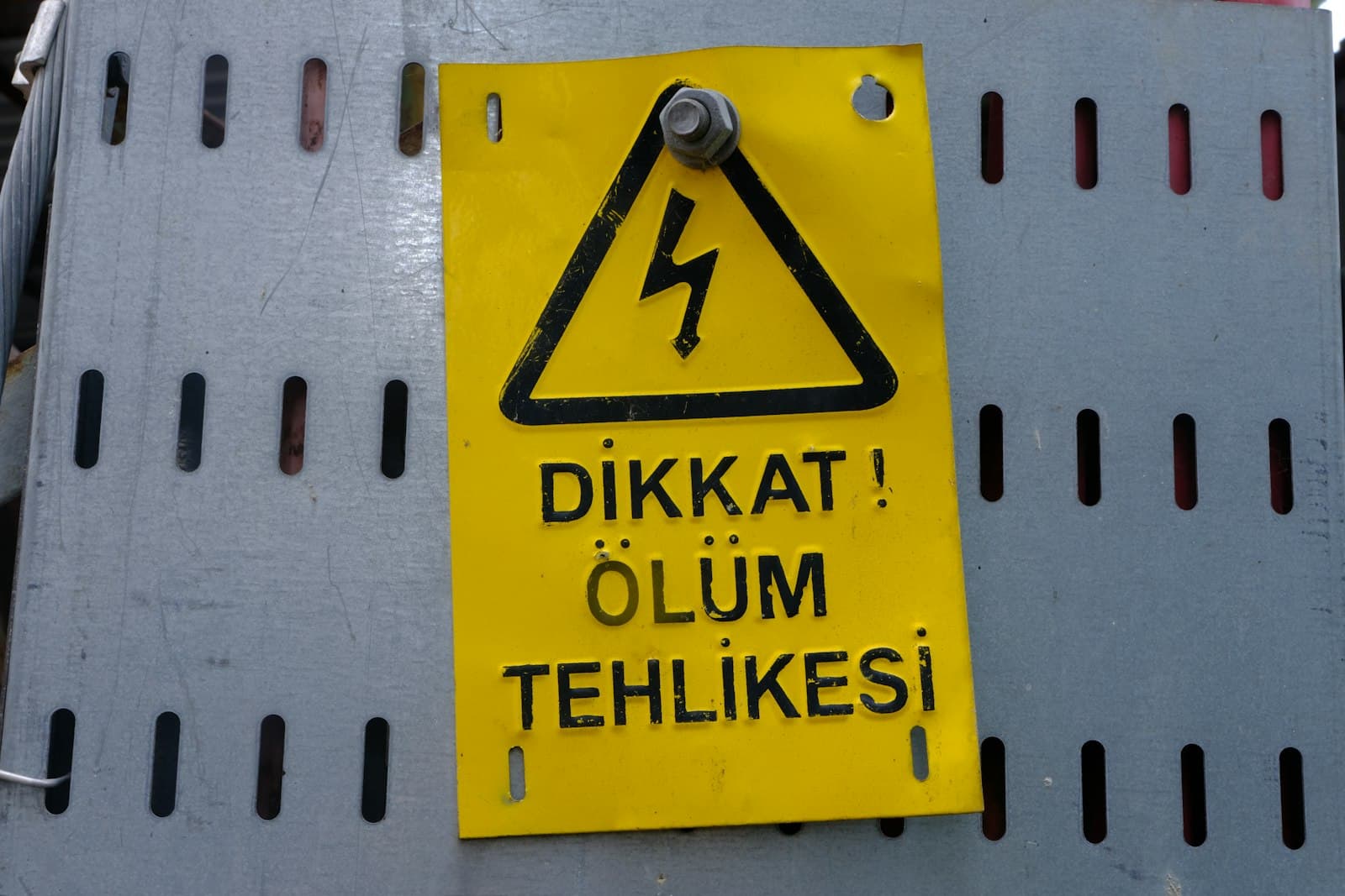 Samsun — a yellow sign on a white wall