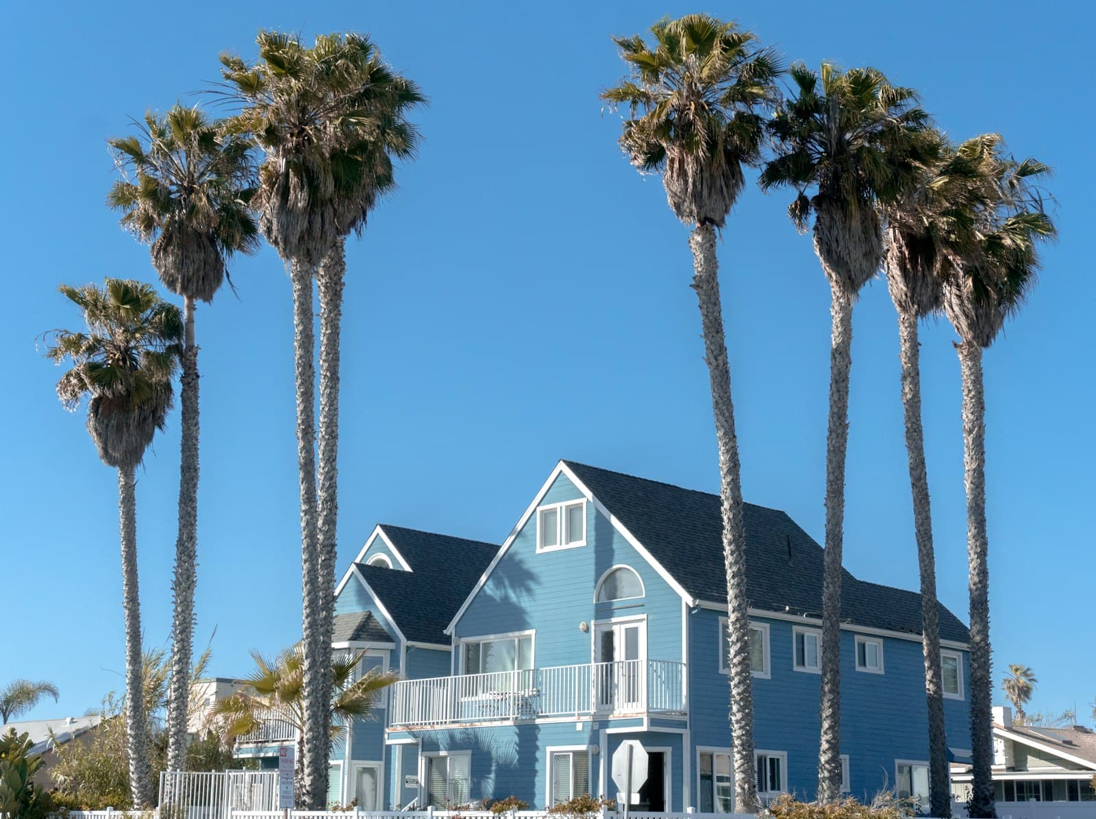 Santa Cruz — blue and white house at daytime