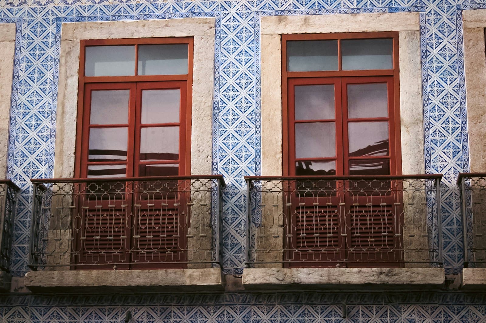 São Luís — a building with a couple of windows
