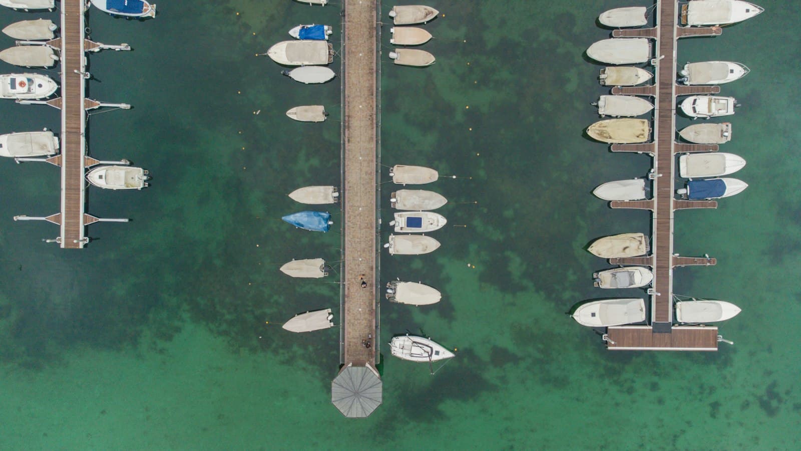 Sarnico — An aerial view of boats docked at a pier
