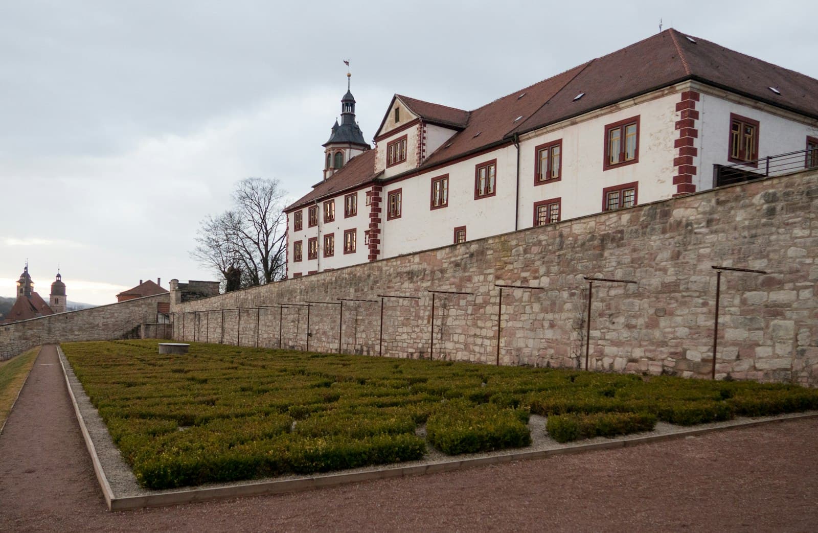 Schmalkalden — brown and white concrete building near green grass field during daytime