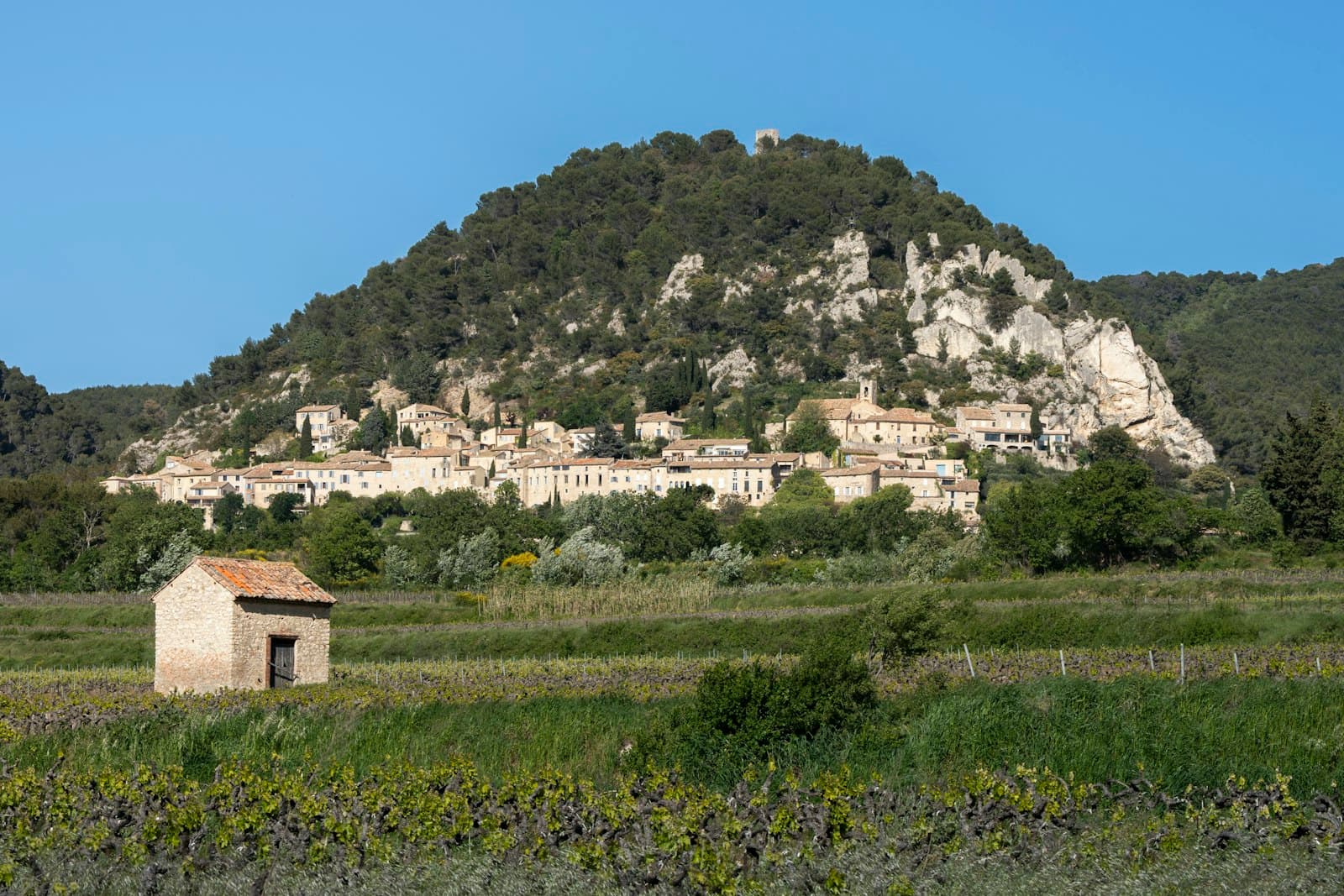 Séguret — a small building in the middle of a field