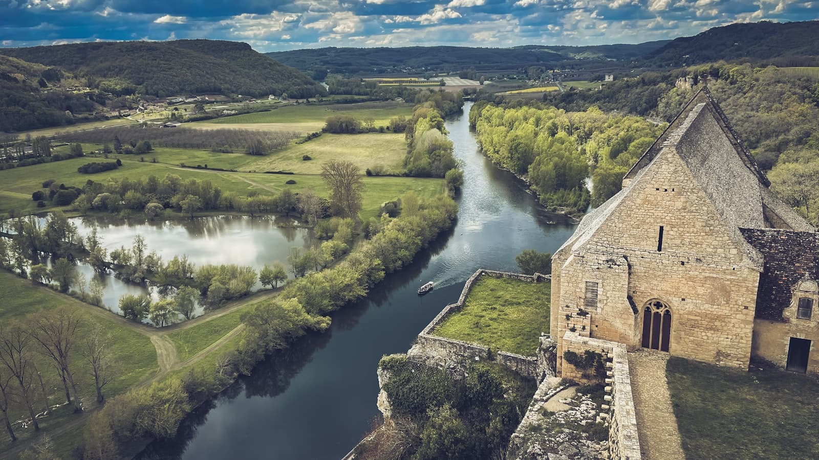 Senlis — a river running through a lush green countryside