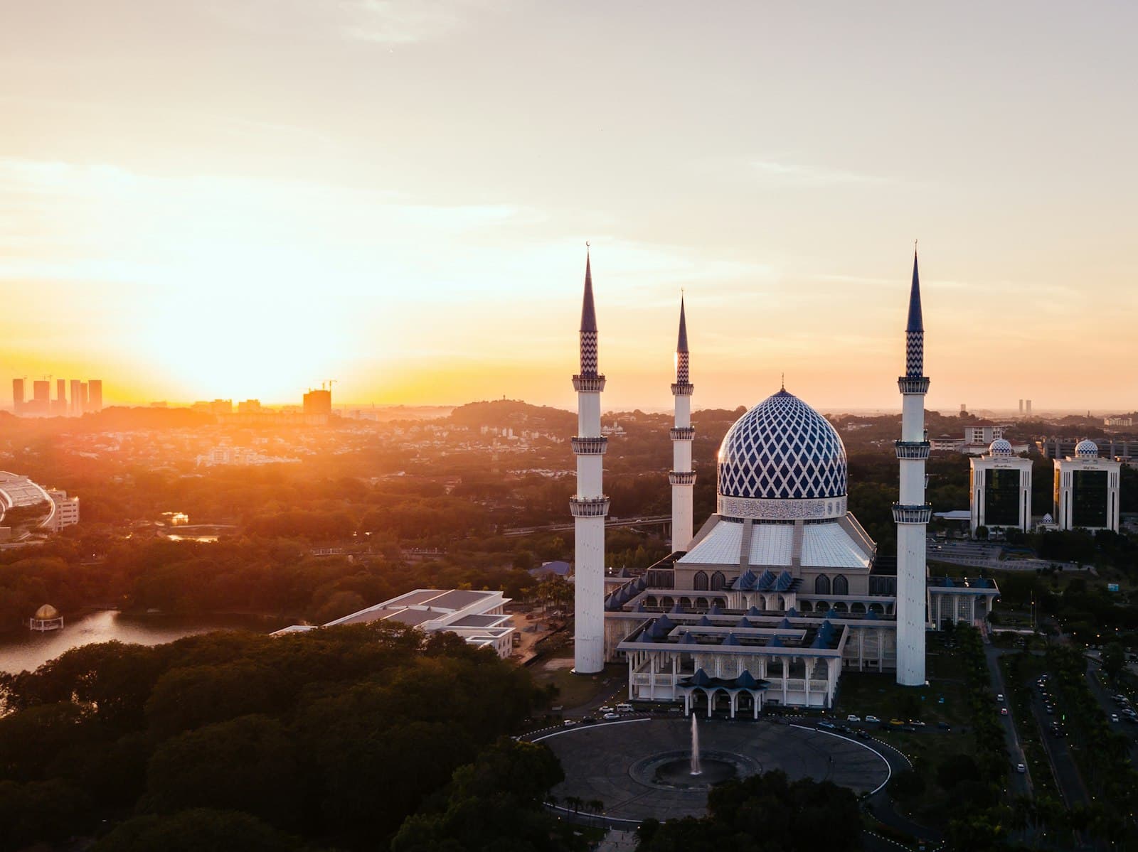Shah Alam — 4-pillar mosque in front of rotunda during golden hour