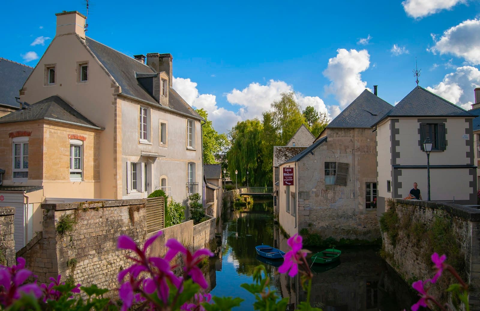 Soissons — two kayaks on canal between houses