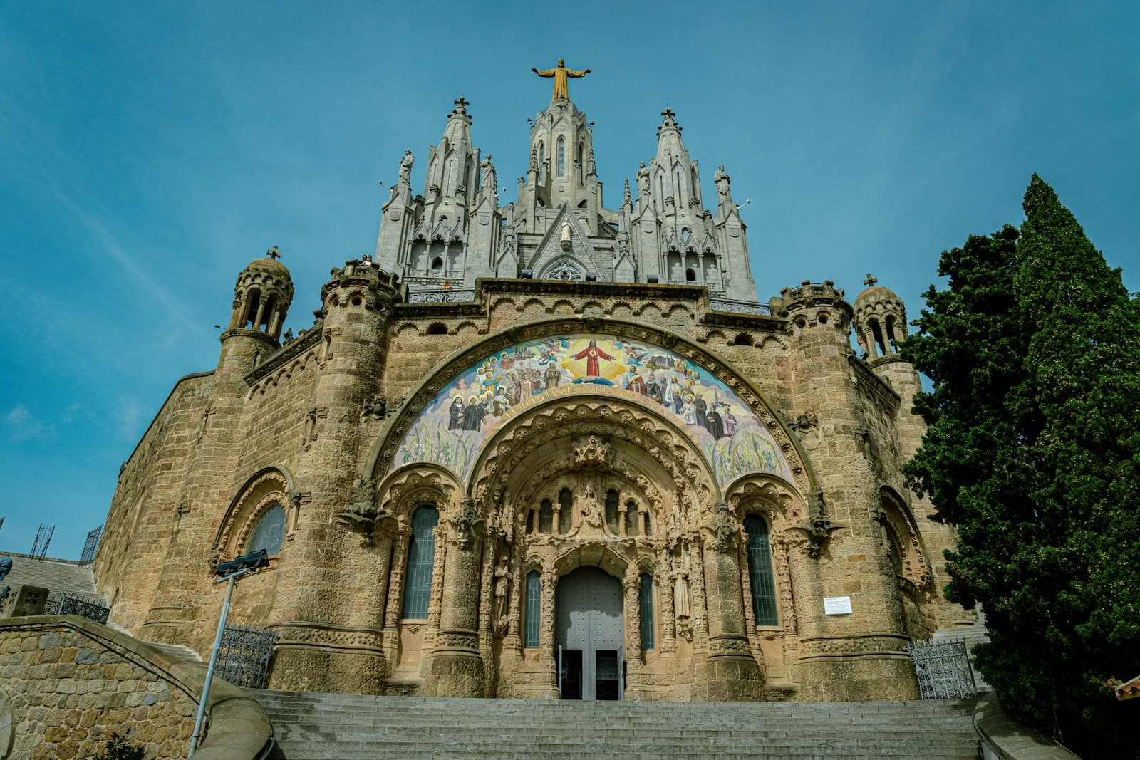 Sos del Rey Católico — A church with a steeple and a clock tower