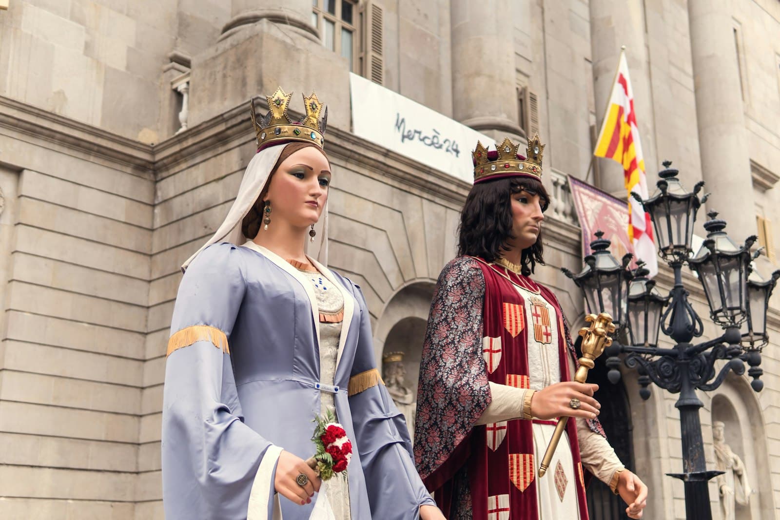 Sos del Rey Católico — A couple of people that are standing in front of a building