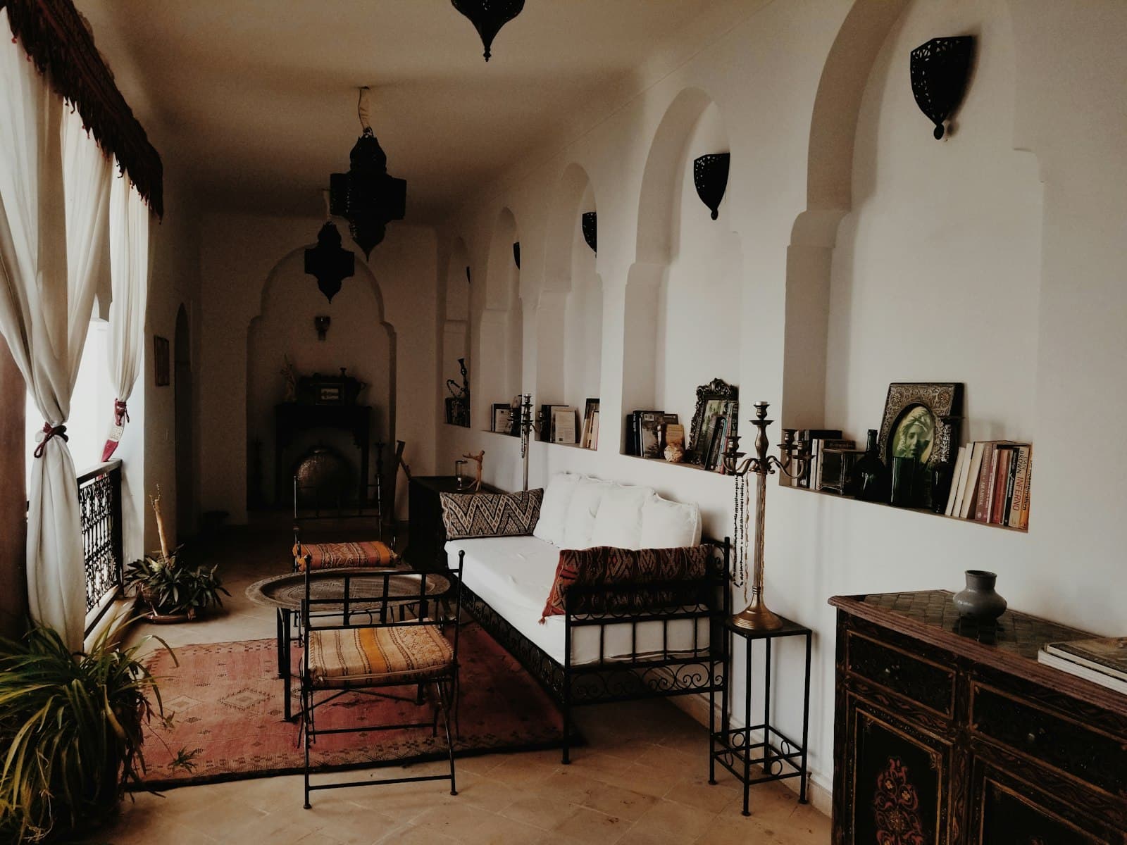Tan-Tan — living room