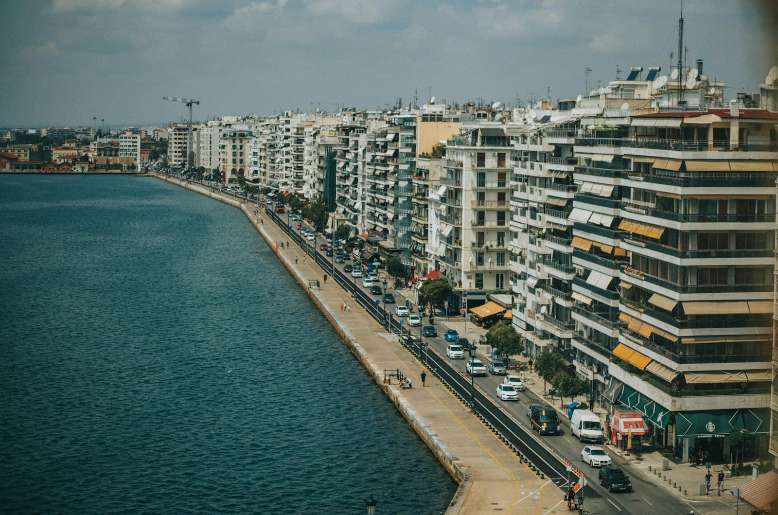 Thessalonique — a large body of water next to a city