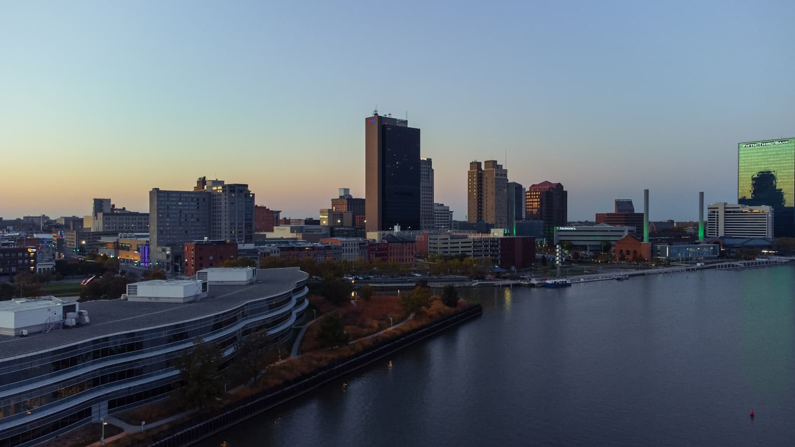 Toledo — A view of a city with a river running through it