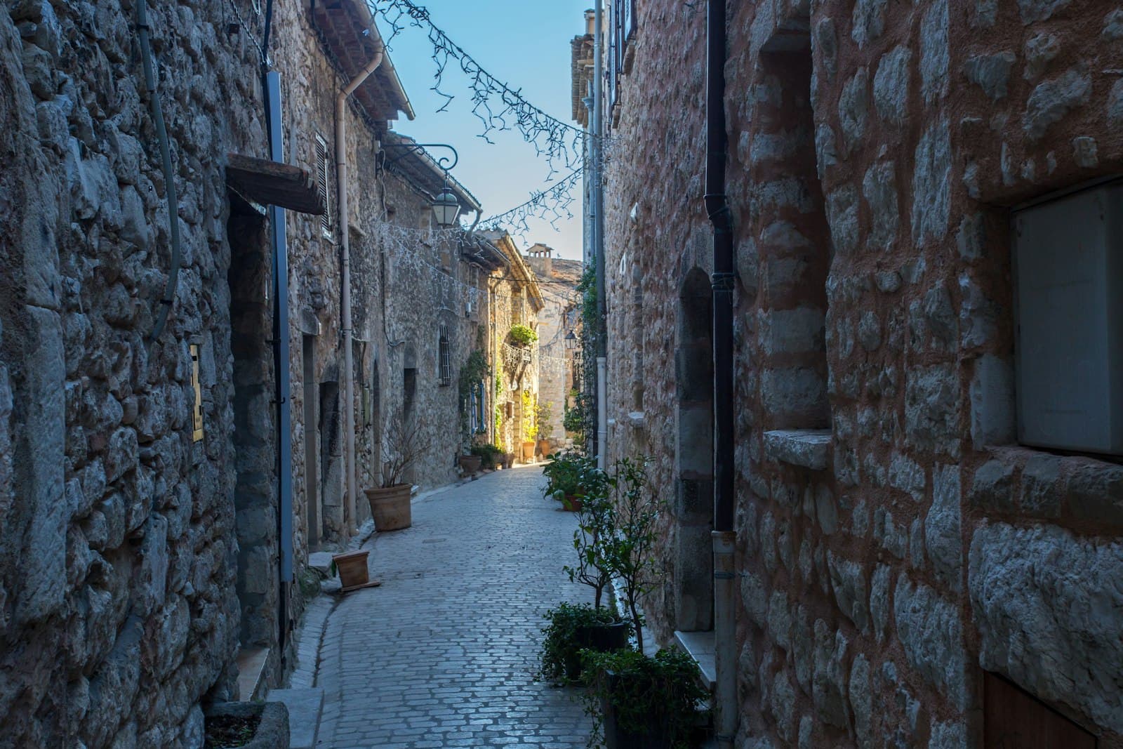 Tourrettes-sur-Loup — empty pathway in between of houses