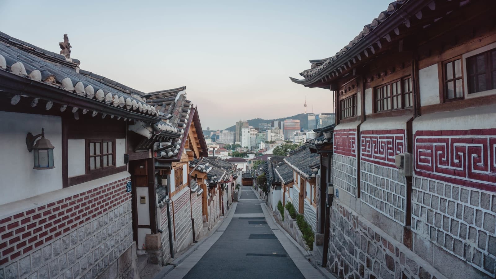 Ulsan — empty street between houses