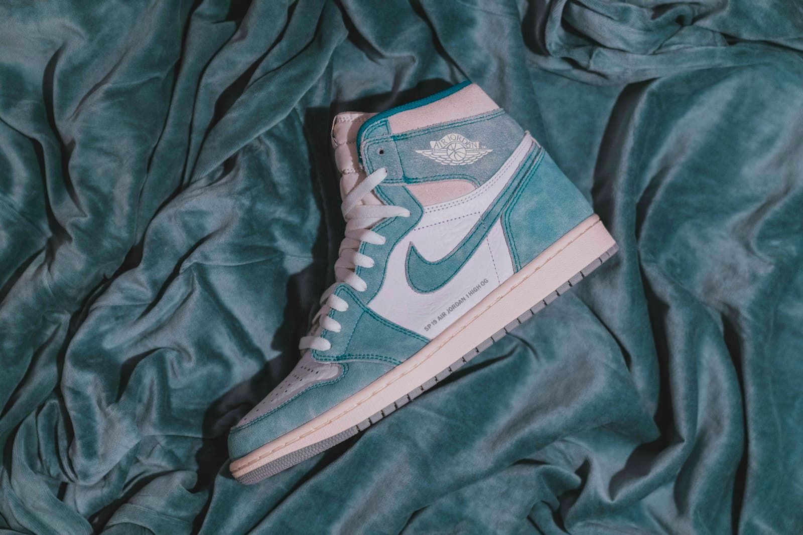 Umm Qais — unpaired teal Air Jordan 1 shoe