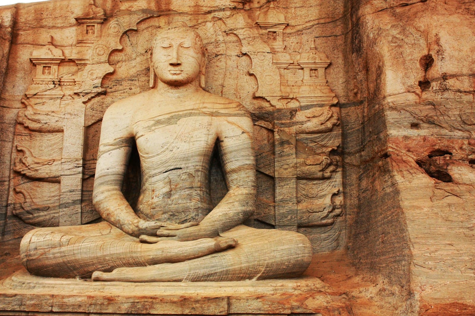 Unawatuna — brown concrete statue of a woman