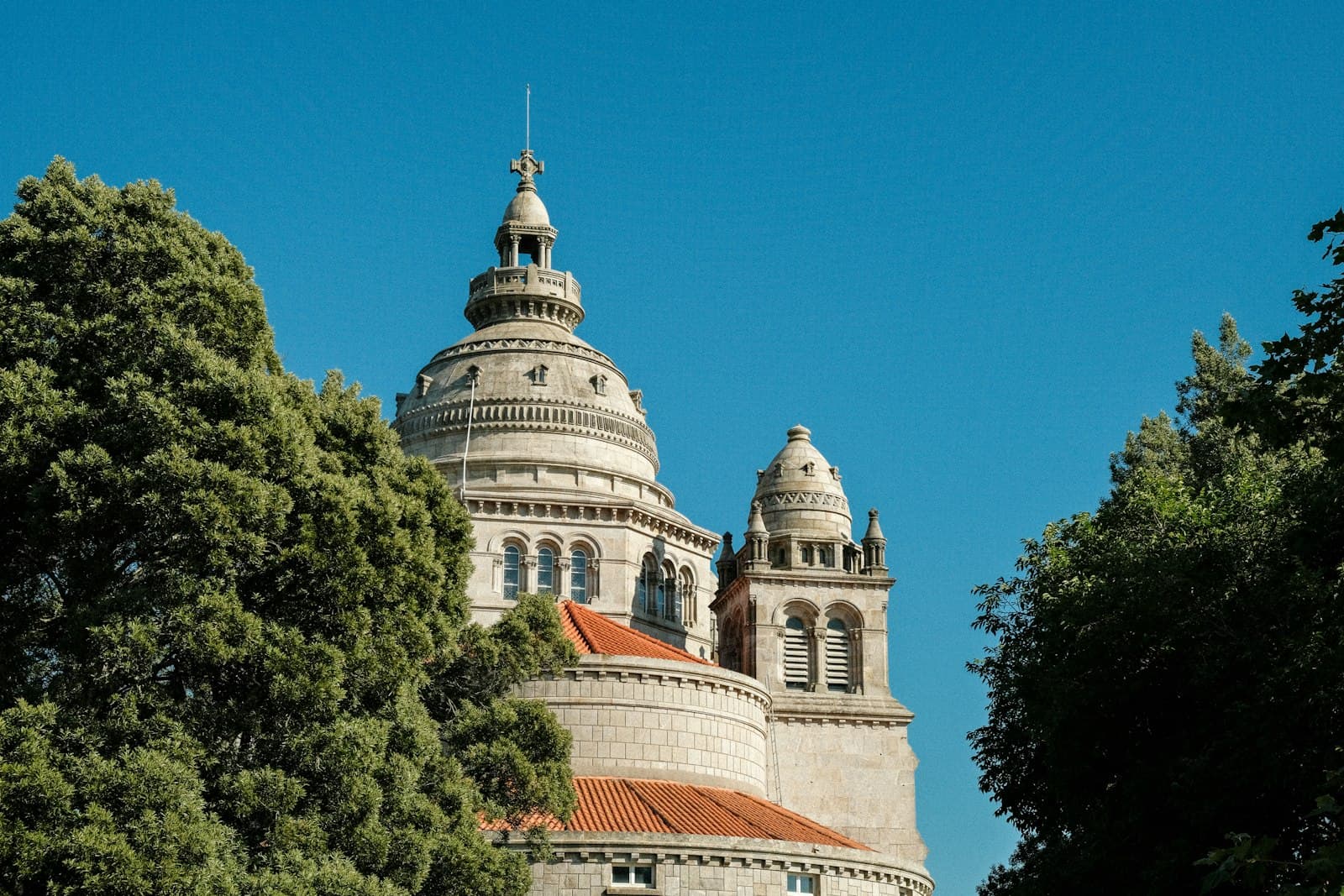 Viana do Castelo — Maryland State House with a dome and trees in the front