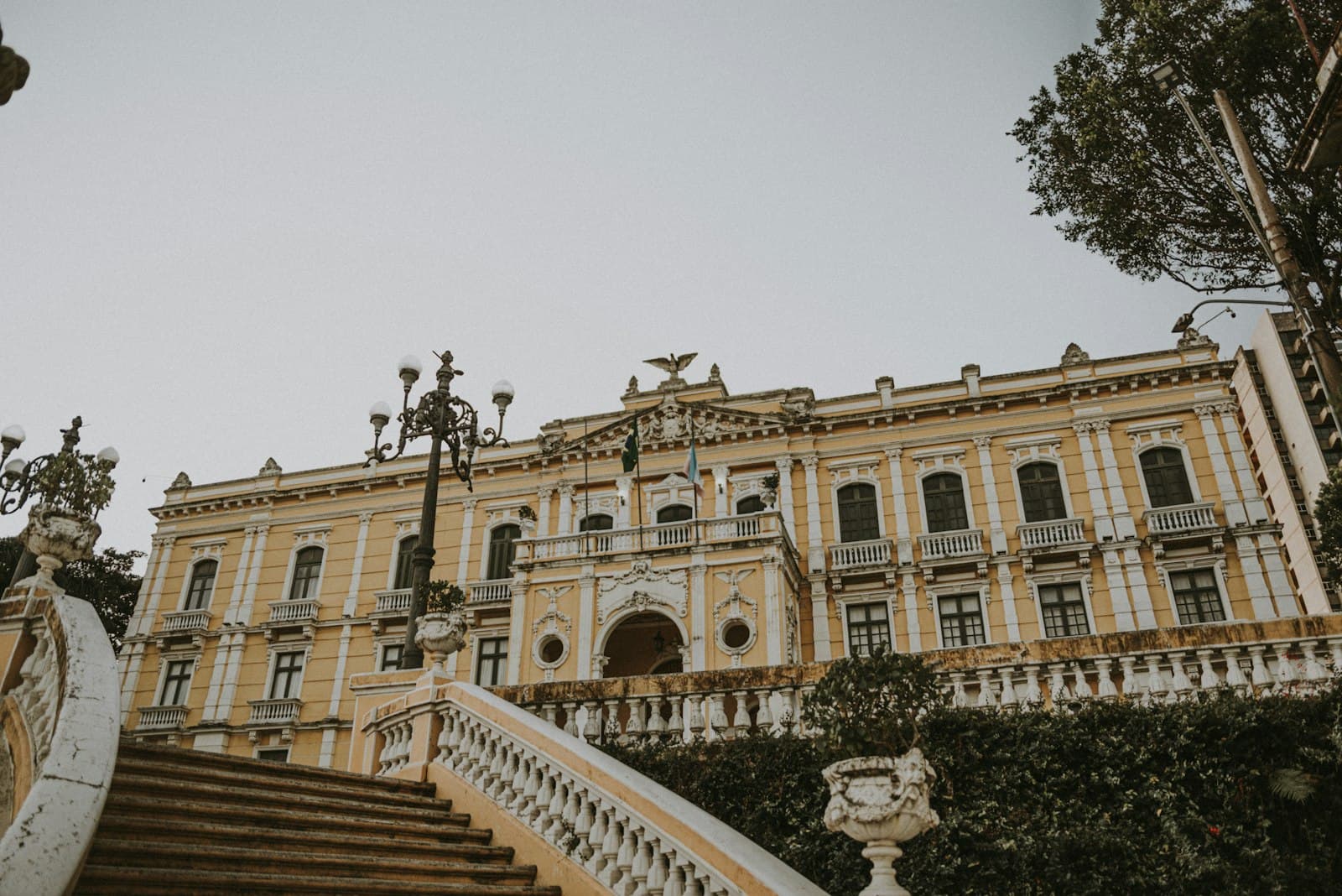 Vitória — a large building with a staircase leading up to it