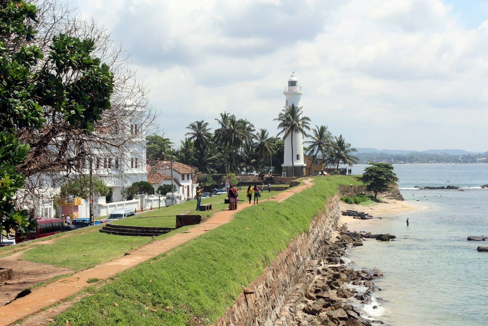 Weligama — white lighthouse near white house