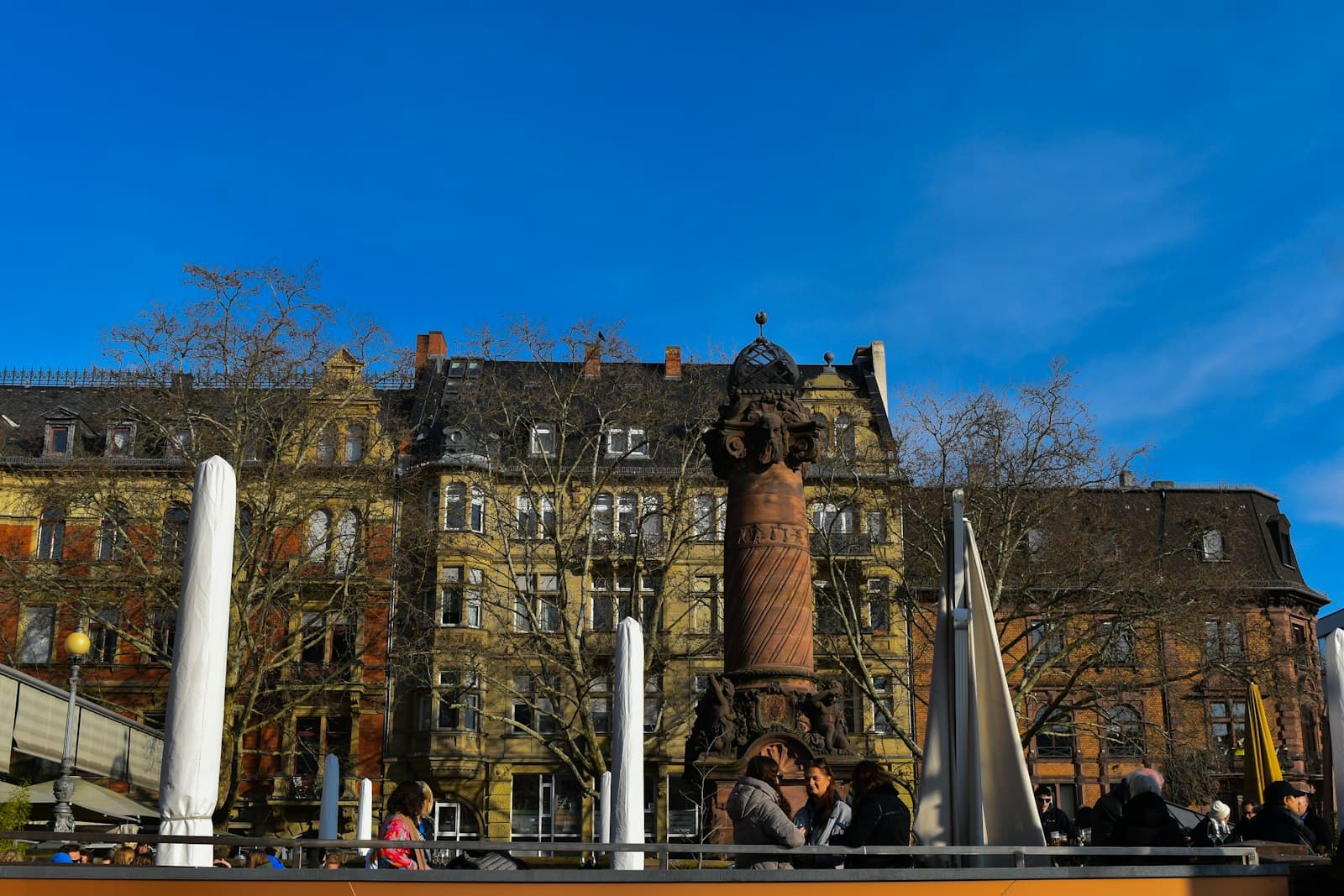 Wiesbaden — A group of people sitting on a bench in front of a building