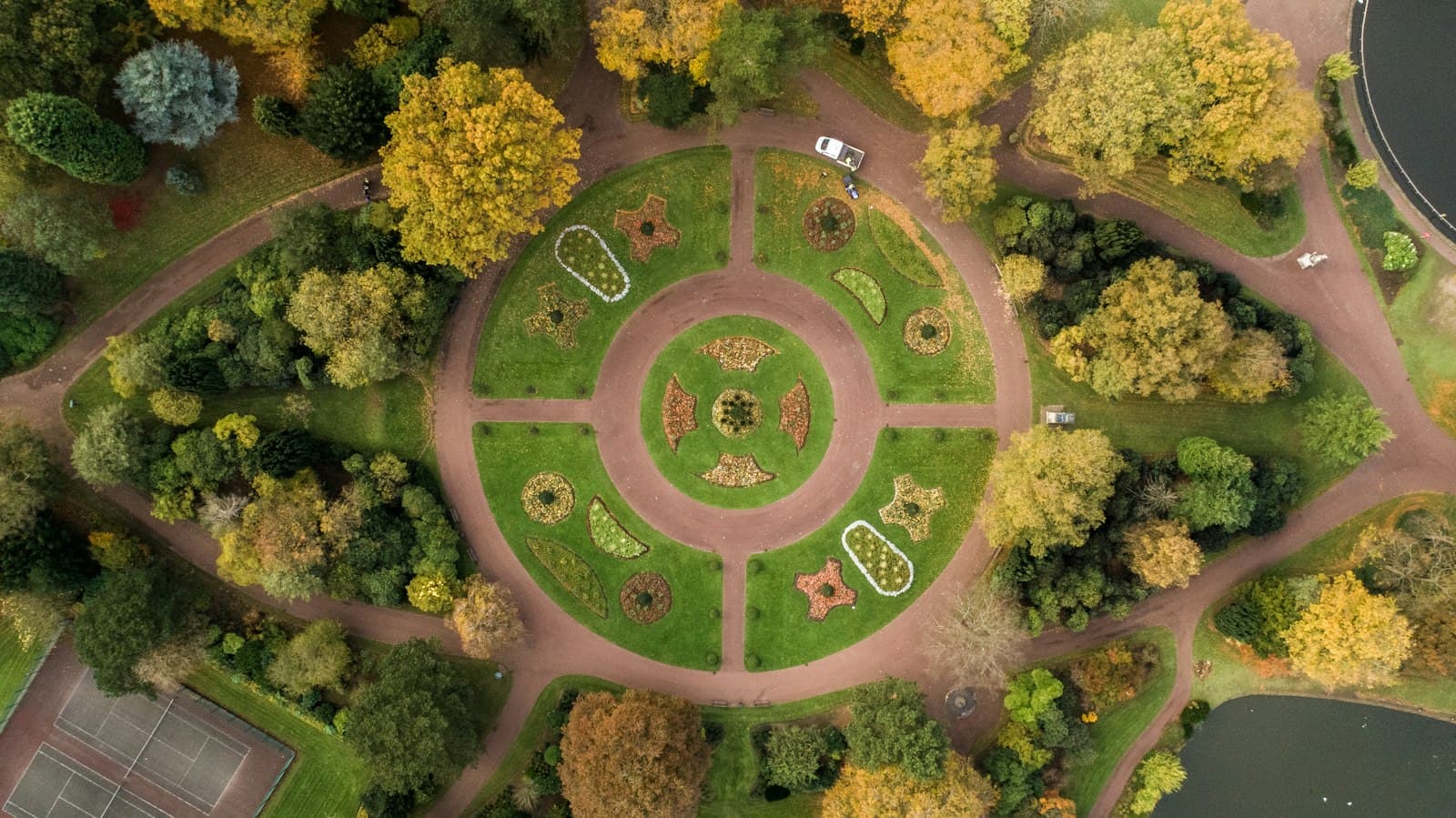 Wolverhampton — aerial photography of park