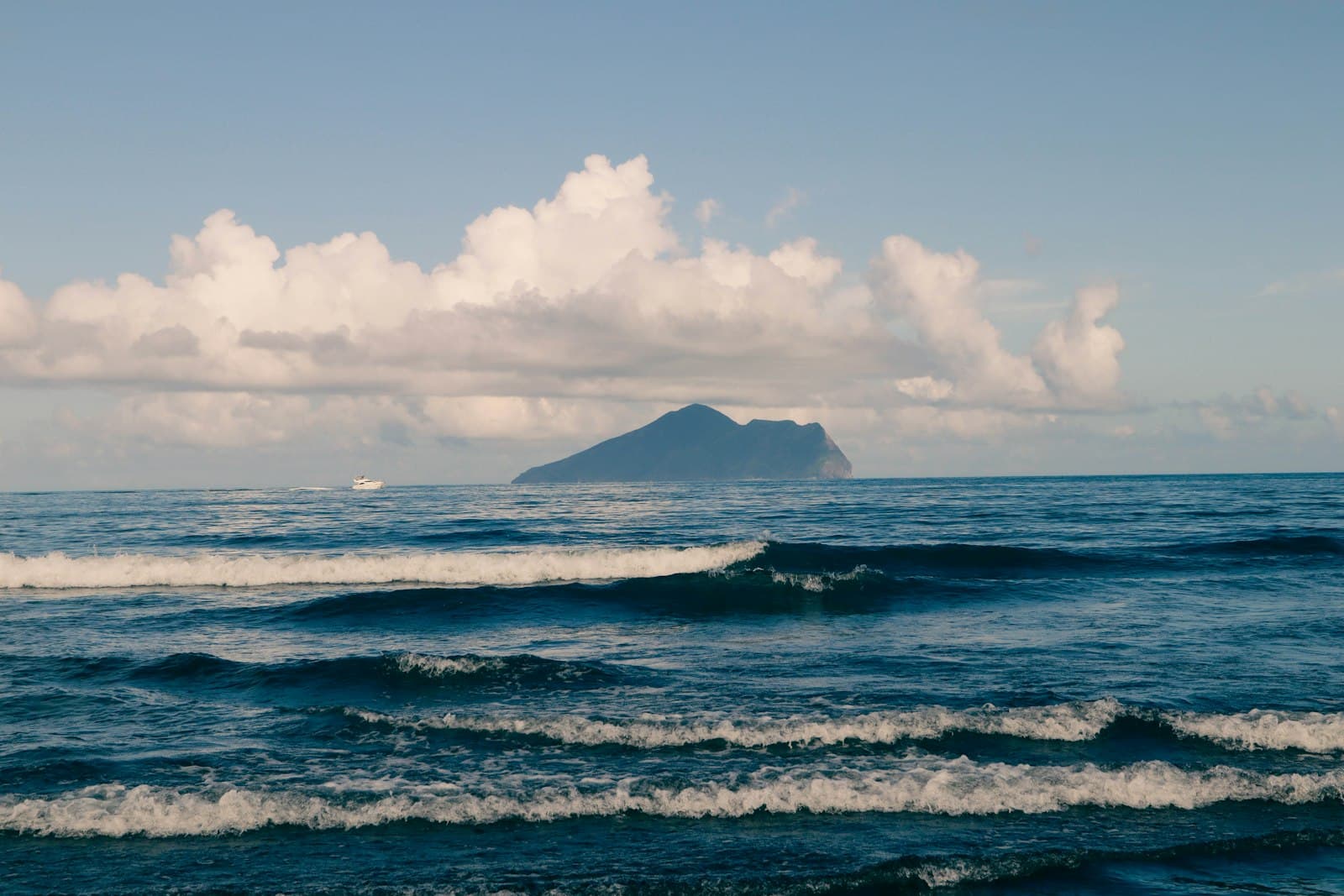 Yilan — ocean waves crashing on shore during daytime