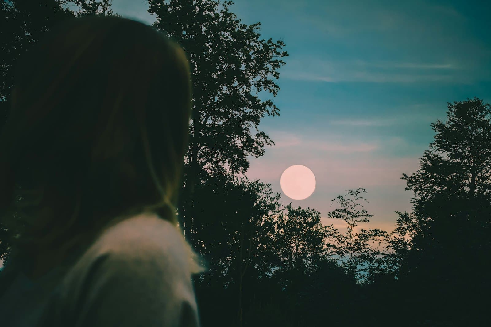 Żary — silhouette of women