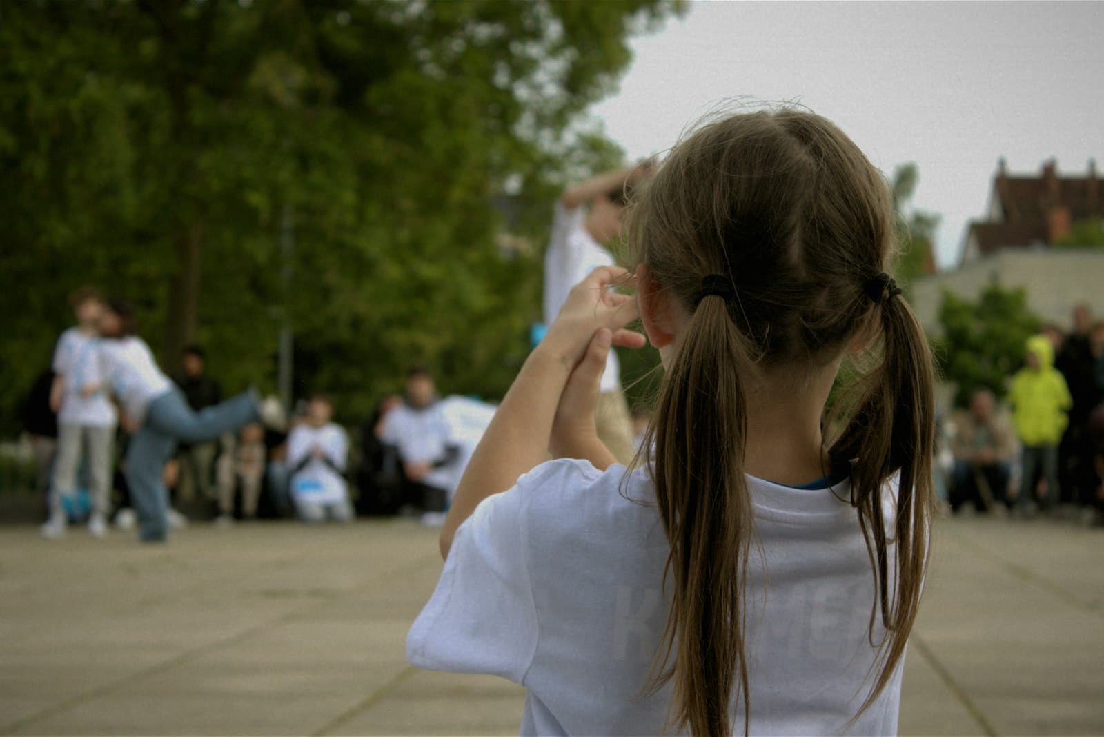 Zeitz — A young girl watches a street performance
